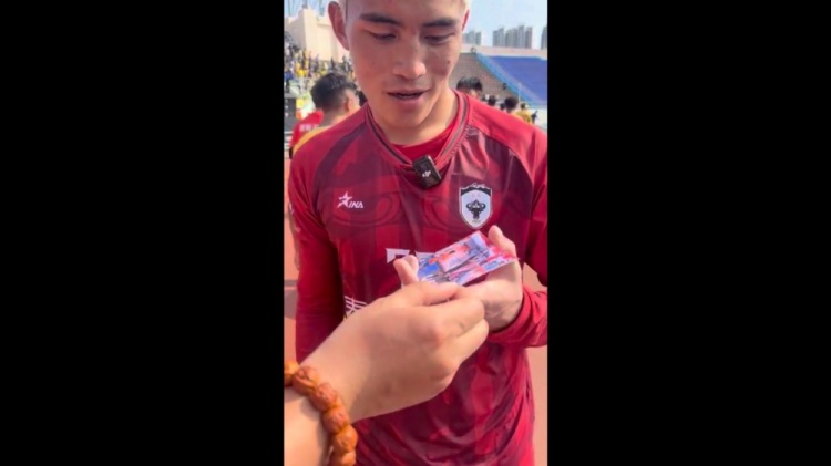 开云体育入口-玉树队门将获赠王大雷签名照：他是我们国家的骄傲，太硬气了